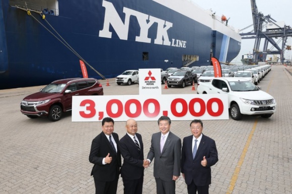 Rekord fabryki Mitsubishi - 3 miliony wyeksportowanych aut! BIZNES, Motoryzacja - Kilka dni temu firma Mitsubishi Motors (Thailand) Co., Ltd (MMTh) świętowała ważne wydarzenie, jakim było wysłanie trzymilionowego samochodu na rynki eksportowe, co świadczy o wysokiej wydajności produkcyjnej i sprawności, z jaką firma MMTh spełnia oczekiwania klientów.