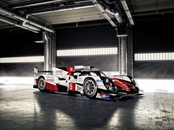 Toyota TS050 zadebiutuje w wyścigu Le Mans LIFESTYLE, Motoryzacja - W najbliższy weekend na fanów szybkich samochodów czeka wielkie święto – 24-godzinny wyścig Le Mans. To jedna z największych i najstarszych imprez w świecie motorsportu. W tym roku na torze Circuit de la Sarthe zadebiutuje nowy bolid Toyoty – TS050 Hybrid.