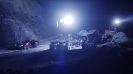 Fascynujące! Jak kręcono klip „Lexus LC Into the Light” LIFESTYLE, Motoryzacja - Nowy klip reklamowy Lexusa LC robi wrażenie: sportowe coupé mknie drogą na tle skał, na których pojawiają się ruchome obrazy.