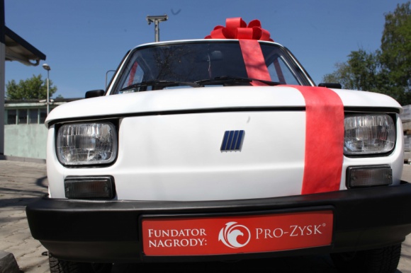 Biały i mały. Oldskulowy Maluch do wygrania w oławskiej loterii LIFESTYLE, Motoryzacja - Już 19 czerwca w Oławie będzie można wygrać odrestaurowanego Fiata 126 p.