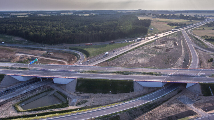 Budimex – odcinek autostrady A1 oddany przed terminem nowe produkty/usługi, budownictwo/nieruchomości - 1 lipca nastąpiło uroczyste otwarcie kluczowego odcinka autostrady A1 Stryków - Węzeł „Tuszyn”, w ramach którego wykonawcą odcinka nr III była firma Budimex SA.   Nowy fragment autostrady umożliwi szybkie ominięcie Łodzi co przełoży się na poprawę warunków transportu drogowego i podróżowania po centralnej Polsce. Ukończenie inwestycji nastąpiło ponad miesiąc przed kontraktowym terminem.