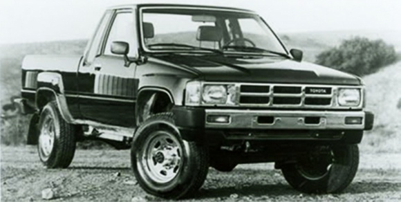 Powrót do teraźniejszości terenowej Toyoty Marty’ego McFly LIFESTYLE, Motoryzacja - Jedyny zachowany egzemplarz filmowej Toyoty SR5 z 1985 roku, wymarzonego pick-upa Marty’ego McFly, został niedawno odrestaurowany. Samochód ma za sobą niejedną przygodę.