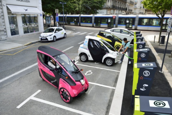Car-sharing Toyoty w Grenoble ma szanse na komercjalizację BIZNES, Motoryzacja - Minęło 18 miesięcy od uruchomienia innowacyjnego programu car-sharingu Toyoty w Grenoble. 70 ultrakompaktowych elektrycznych i-Roadów i COMS-ów rozbudowało system transportu miejskiego w Grenoble o nową opcję.
