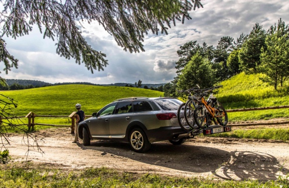 Taurus Basic – nowe bagażniki rowerowe na hak BIZNES, Motoryzacja - Na rynku pojawiły się nowe platformy rowerowe Taurus Basic. Wprowadzone do sprzedaży przez polskiego producenta kompaktowe bagażniki, które montowane są na haku holowniczym samochodu, pozwalają na równoczesny przewóz 2 lub 3 rowerów.