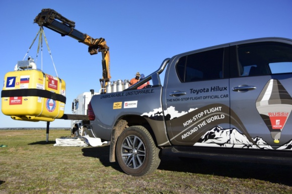 Toyota Hilux pomogła ustanowić balonowy rekord świata LIFESTYLE, Motoryzacja - 23 lipca sławny rosyjski podróżnik Fiodor Koniuchow wylądował w Australii, pomyślnie kończąc rekordowy samotny lot non-stop balonem dookoła świata. W realizacji zadania istotną rolę odegrała terenowa Toyota Hilux, z której korzystała załoga naziemna.