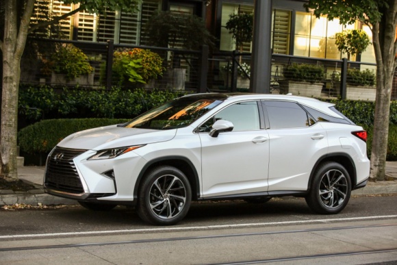 Lexus RX - ikona hybrydowych SUV-ów LIFESTYLE, Motoryzacja - Lexus RX, bestsellerowy SUV japońskiego producenta aut luksusowych, debiutując w 1997 roku praktycznie zdefiniował zupełnie nową kategorię crossoverów klasy premium i wraz z kolejnymi generacjami modelu wyznacza kierunki rozwoju luksusowych samochodów terenowych.