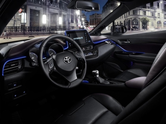 Toyota C-HR i JBL: brzmienie diamentu LIFESTYLE, Motoryzacja - Kiedy samochód ma tak piorunujący wygląd jak Toyota C-HR, jego system audio powinien porażać jakością dźwięku. Aby to osiągnąć, Toyota skorzystała z wiedzy i doświadczenia firmy JBL, znanego producenta profesjonalnego nagłośnienia.