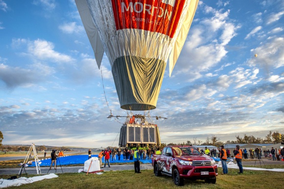 Toyota Hilux w pogoni za balonem dookoła świata LIFESTYLE, Motoryzacja - 12 lipca w Australii samotny śmiałek wystartował w lot non-stop balonem dookoła globu, zamierzając ustanowić nowy rekord świata. Podczas lotu nad kontynentem jego podróż będzie zabezpieczać załoga naziemna, jadąca terenową Toyotą Hilux.