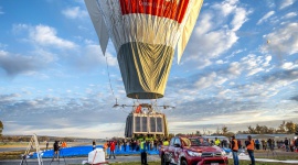 Toyota Hilux w pogoni za balonem dookoła świata