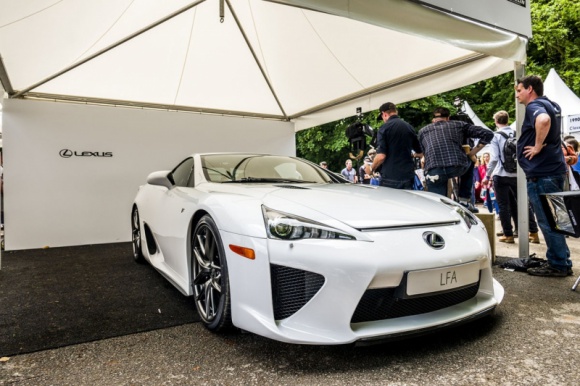 Kierowca zespołu TOM'S za kierownicą Lexusa LFA w Goodwood LIFESTYLE, Motoryzacja - Goście niedawnej imprezy Goodwood Festival of Speed mieli okazję podziwiać nowego Lexusa LC 500, wyścigowego Lexusa RC F i efektowne drifty w wykonaniu legendarnego Lexusa LFA. Maszynę prowadził kierowca RC F GT500 japońskiego zespołu TOM'S, James Rossiter.