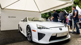 Kierowca zespołu TOM'S za kierownicą Lexusa LFA w Goodwood