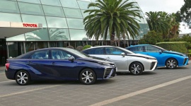 Toyota Mirai rusza na podbój Australii LIFESTYLE, Motoryzacja - Do Australii trafią wkrótce pierwsze trzy Toyoty Mirai – nie emitujące żadnych niepożądanych substancji samochody elektryczne zasilane wodorowymi ogniwami paliwowymi.