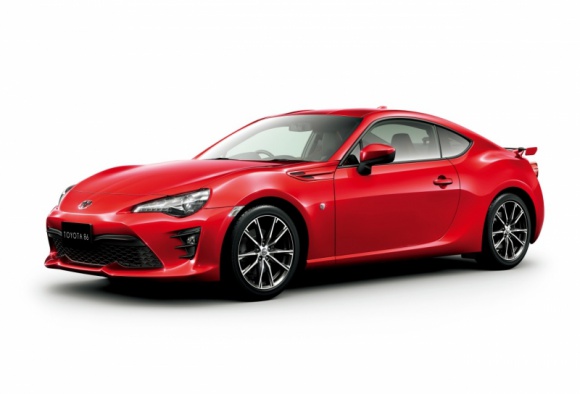 Toyota odświeża GT86 LIFESTYLE, Motoryzacja - Toyota przedstawiła zmodernizowaną wersję sportowego modelu GT86, w którym wprowadzono liczne udoskonalenia poprawiające osiągi, własności jezdne, aerodynamikę i funkcjonalność. Odświeżono również wygląd zewnętrzny nadwozia.