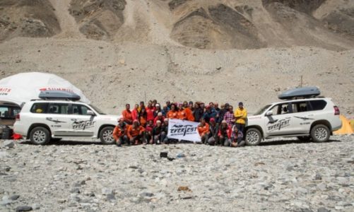 Toyotą Land Cruiser na Mount Everest