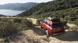 Toyota 4Runner – wersje specjalne TRD Off-Road LIFESTYLE, Motoryzacja - Wiele SUV-ów i pick-upów zapełniających dziś drogi w Ameryce czy Europie nie zostało zaprojektowanych z myślą o bezdrożach. Na szczęście Toyota wciąż ma w swojej stajni parę twardzieli.