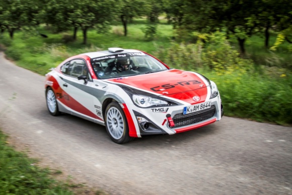 Toyota GT86 CS-R3 wystartuje w Rajdzie Barum LIFESTYLE, Motoryzacja - Trzykrotny mistrz Europy Luca Rossetti kończy przygotowania do udziału w słynnym czeskim Rajdzie Barum, w którym wystartuje nową Toyotą GT86 CS-R3. Rajd, rozgrywany na szosach w okolicach miasta Zlín, rozpocznie się w piątek i potrwa do niedzieli.