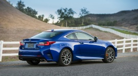 Dlaczego lakier na Lexusach wygląda tak dobrze? Sekret tkwi w… LIFESTYLE, Motoryzacja - Lexus RC F był pierwszym z modeli nowej generacji japońskiego producenta, w którym zastosowano nowy sposób lakierownia - kompleksowe wielowarstwowe nakładanie farby. Dzięki temu auta wyglądają i reagują na światło w niespotykany dotąd sposób.