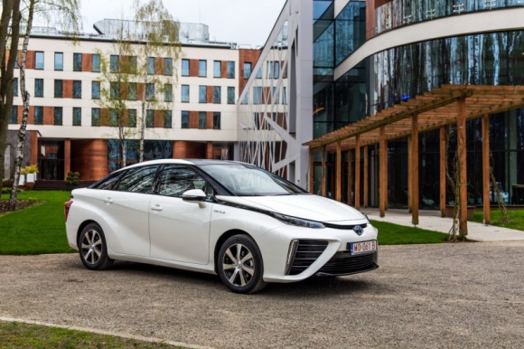 Toyota Mirai uhonorowana przez brytyjski magazyn AutoVolt LIFESTYLE, Motoryzacja - Toyota Mirai otrzymała tytuł najlepszego samochodu w kategorii aut z ogniwami paliwowymi w konkursie Electric and Hybrid Awards magazynu AutoVolt – wiodącego brytyjskiego magazynu konsumenckiego, poświęconego samochodom hybrydowym i elektrycznym.