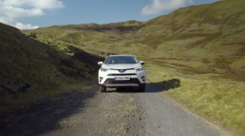 Toyota RAV4 na diabelskiej drodze LIFESTYLE, Motoryzacja - Górska droga przez przełęcz Cairnwell, łącząca Glenshee i Braemar w szkockim Deeside, przez długie lata była postrachem kierowców. Na ten wąski, stromy i kręty szlak, od lat 60. zamknięty ze względów bezpieczeństwa, wyruszyła hybrydowa Toyota RAV4.