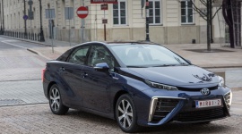 Toyota pomoże uczniom budować wodorowe samochody LIFESTYLE, Motoryzacja - Producent zasilanej wodorowymi ogniwami paliwowymi Toyoty Mirai będzie przekazywać uczniom szkół średnich swe doświadczenia, pomagając im rozpocząć karierę w nauce i technice przez budowanie zdalnie sterowanych modeli samochodów wodorowych.