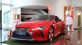 Lexus LC już w Polsce! LIFESTYLE, Motoryzacja - Dzisiejsza polska premiera najnowszego sportowego coupé LC 500 odbyła się w krakowskim salonie Lexusa. W kolejnych dniach samochód będzie można zobaczyć we wszystkich salonach Lexusa w Polsce.