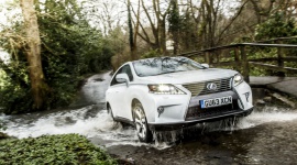 Lexus RX - urodzony lider LIFESTYLE, Motoryzacja - Gdy w 1998 roku Lexus wprowadził na światowe rynki model RX, zdefiniował tym samym całkowicie nową klasę luksusowych crossoverów. Od tej pory Lexus RX jest bestsellerem japońskiej marki, a jednocześnie liderem swej kategorii w wielu różnych aspektach.