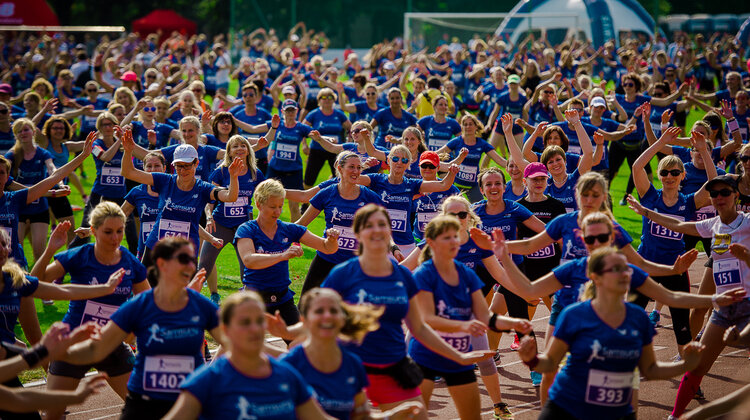 Bieg kobiet przeciwko cukrzycy! Za nami 7. edycja biegu Samsung Irena Women’s Run wydarzenia, transport - Podczas 7. edycji Samsung Irena Women’s Run Polki kolejny raz pokazały, że kochają aktywność fizyczną. Na starcie ustawiło się blisko 1200 kobiet gotowych pokonać pięciokilometrową trasę wiodącą przez warszawską Agrykolę. Biegaczki swoim udziałem w biegu wsparły również walkę z cukrzycą.