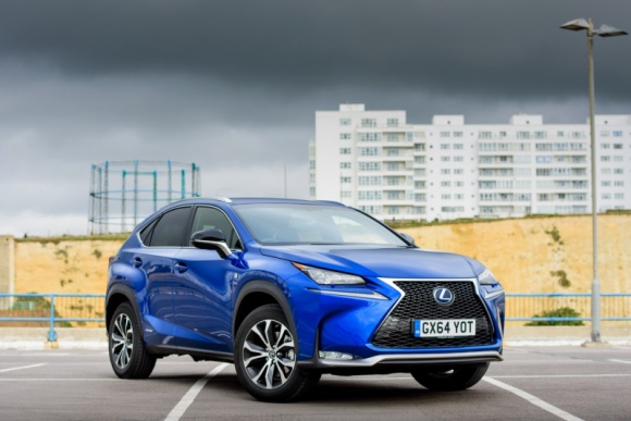 Lexusy z rodziny X LIFESTYLE, Motoryzacja - Dwuliterowe oznaczenia modeli marki Lexus niosą w sobie informacje zakodowane według logicznego klucza. Pierwsza litera określa charakter lub wielkość auta: L to Luxury, G – Grand, C – Compact.