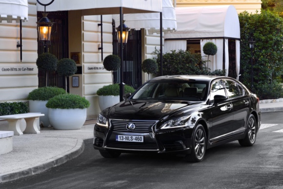 Nowy Lexus LS będzie miał silnik V6 LIFESTYLE, Motoryzacja - Lexus zarejestrował w japońskim urzędzie patentowym znak towarowy „LS 350”. W praktyce oznacza to, że gama jednostek napędowych przechodzącej obecnie próby drogowe nowej, piątej generacji flagowej limuzyny Lexusa obejmować będzie trzyipółlitrowy silnik V6.