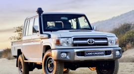 Toyota Land Cruiser 70 zawsze na czasie LIFESTYLE, Motoryzacja - W europejskich salonach Toyoty panuje nowoczesny Land Cruiser 150, jednak starszy model Land Cruiser serii 70 nadal jest dostępny na wielu rynkach świata. Niedawno przedstawiciel Toyota Australia potwierdził, że słynna 70-tka ma przed sobą świetlaną przyszłość.