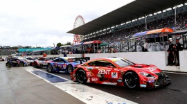 Lexus RC F zdominował wyścig Super GT na torze Suzuka LIFESTYLE, Motoryzacja - Zespoły jadące Lexusami RC F zdominowały czołówkę wyników rozgrywanej na torze Suzuka szóstej rundy japońskich wyścigów serii Super GT, zajmując pięć miejsc w pierwszej dziesiątce, w tym pierwsze i drugie na podium.