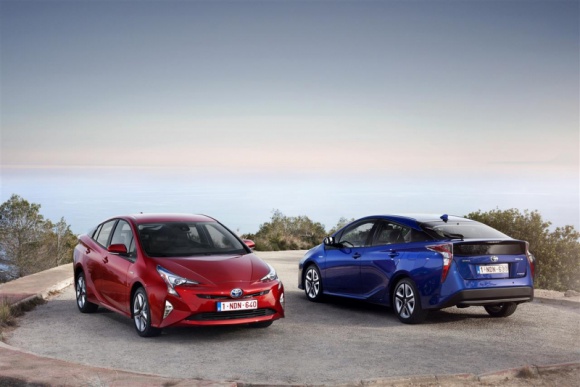 Toyota Prius najpopularniejszym samochodem w Japonii LIFESTYLE, Motoryzacja - Japończycy docenili nowy model Toyoty Prius, przez ostatnie 9 miesięcy wybierając go najczęściej spośród wszystkich dostępnych na rynku nowych samochodów, zarówno spalinowych, jak i z alternatywnym napędem.