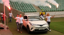 Warszawska premiera nowej Toyoty C-HR LIFESTYLE, Motoryzacja - W pierwszą niedzielę września na warszawski stadion Legii przybyły tysiące gości, by po raz pierwszy zobaczyć najnowszy samochód Toyoty, nowatorski crossover C-HR.