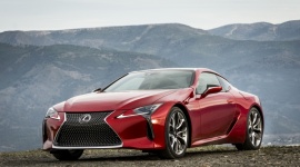 Lexus LC inspiruje haute couture LIFESTYLE, Motoryzacja - W ramach swego debiutanckiego tournée po Europie Lexus LC, nowe sportowe coupé japońskiego producenta samochodów luksusowych, w pierwszą niedzielę września weźmie udział we francuskim pokazie samochodów i mody Chantilly Arts & Elegance Richard Mille.