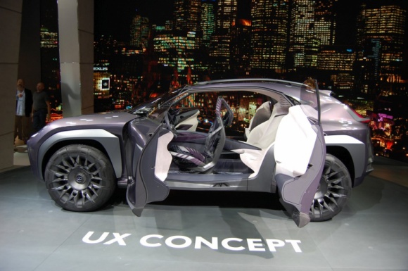 Lexus UX Concept – zaawansowana technologia, która wzbudza emocje LIFESTYLE, Motoryzacja - Jednym z przebojów tegorocznych targów samochodowych w Paryżu był koncepcyjny Lexus UX. Kompaktowy SUV z napędem hybrydowym zwracał uwagę bardzo odważnym, wyróżniającym się designem karoserii i wnętrza, opracowanym w europejskim studiu projektowym Lexusa – ED2.