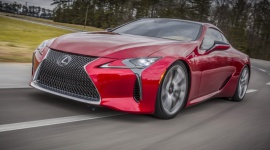 Lexus LC dostrajany na Nürburgring LIFESTYLE, Motoryzacja - Przed rozpoczęciem masowej produkcji, nowe coupé Lexusa przechodzi wciąż intensywne próby w różnych warunkach, mające na celu ostateczną optymalizację parametrów. Kilka dni temu Lexus LC 500 został sfilmowany na słynnym niemieckim torze Nürburgring.