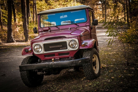 Toyota Land Cruiser FJ40 – ulubieniec amerykańskich kolekcjonerów LIFESTYLE, Motoryzacja - Jeśli kolekcjonerzy japońskich samochodów mają ulubioną maskotkę, jest nią na pewno Toyota Land Cruiser FJ40. Klasyczna 40-tka należała do najbardziej rozchwytywanych samochodów eksportowanych przez japońskiego producenta.