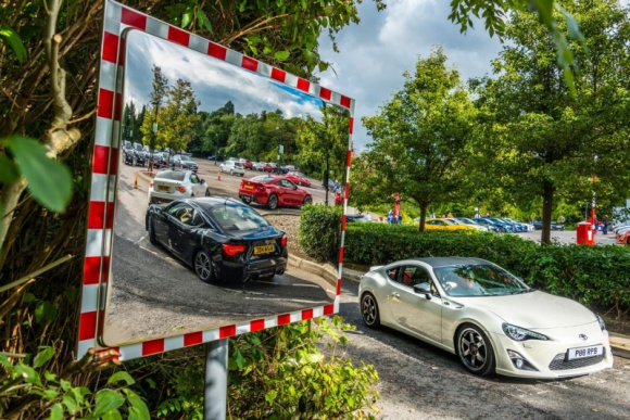 GT86 Owners Club świętował premierę nowej wersji coupe w siedzibie Toyoty LIFESTYLE, Motoryzacja - GT86 Owners Club to brytyjski klub zrzeszający entuzjastów tego modelu i wiernych klientów marki. Toyota UK zaprosiła członków klubu do swojej siedziby w Epsom na specjalną prezentację sportowego coupe po liftingu.