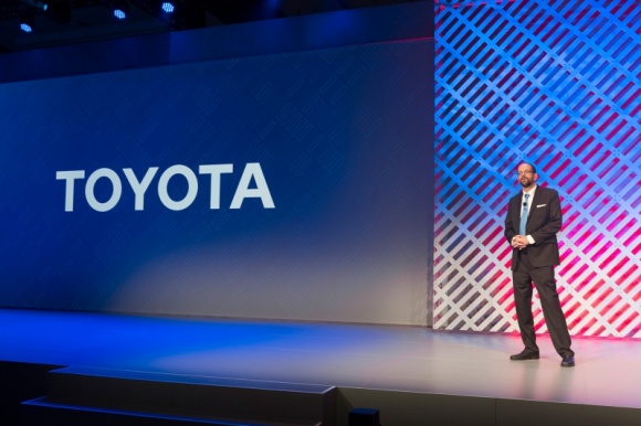 Toyota, BMW i Allianz będą rozwijać sztuczną inteligencję dla aut autonomicznych BIZNES, Motoryzacja - Toyota, BMW i ubezpieczyciel Allianz wykupiły licencję na technologię sztucznej inteligencji opracowaną przez firmę Nauto z Doliny Krzemowej.
