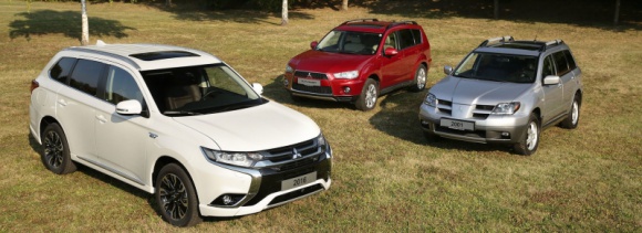 Mitsubishi Outlander przekracza granice od 15 lat! BIZNES, Motoryzacja - Rodzina Mitsubishi Outlandera - znana dziś głównie za sprawą popularnego wariantu PHEV, będącego najlepiej sprzedającą się hybrydą typu plug-in na świecie - ma za sobą 15-letnią historię sukcesu, której zwieńczeniem są znakomite wyniki sprzedaży.