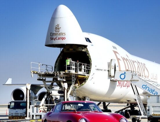 Emirates SkyCargo wprowadza usługę transportu cennych i zabytkowych samochodów