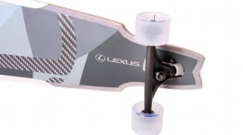 Longboard od Lexusa LIFESTYLE, Motoryzacja - Miłośnicy technicznych ciekawostek dobrze pamiętają Lexus Hoverboard – lewitującą „deskorolkę”, której prezentację na YouTube od sierpnia ubiegłego roku obejrzano już ponad 14 milionów razy.