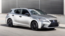 Lexus IS F Sport w pościgu jak w filmach z Jamesem Bondem LIFESTYLE, Motoryzacja - Nowy japoński klip, w którym Lexus IS F Sport uczestniczy w szaleńczym pościgu po nabrzeżach portowych pokazuje, że zwinny i dynamiczny sedan o niepowtarzalnej stylistyce mógłby bez charakteryzacji zagrać rolę samochodu agenta 007.