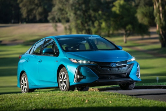 Toyota Prius Plug-in Hybrid w Kelley Blue Book Best Buy Awards 2017 BIZNES, Motoryzacja - W prestiżowym konkursie Kelley Blue Book Toyota Prius Prime, w Europie znana pod nazwą Prius Plug-in Hybrid, otrzymała nagrodę dla najlepszego samochodu do kupienia na amerykańskim rynku w kategorii samochodów hybrydowych i elektrycznych.