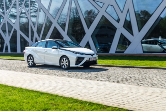 Elektryczna Toyota do 2020 roku? BIZNES, Motoryzacja - Japońska gazeta biznesowa Nikkei podaje, że Toyota planuje wprowadzić do sprzedaży samochód elektryczny.