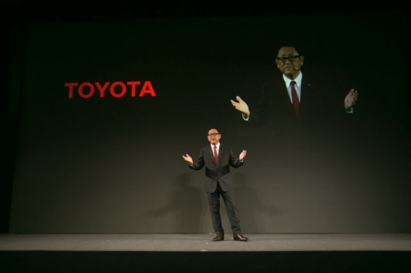 Toyota stawia na usługi mobilne BIZNES, Motoryzacja - Toyota opracowała nowy model biznesowy – firma zamierza inwestować w znacznie większym stopniu w nowe technologie i usługi mobilne.