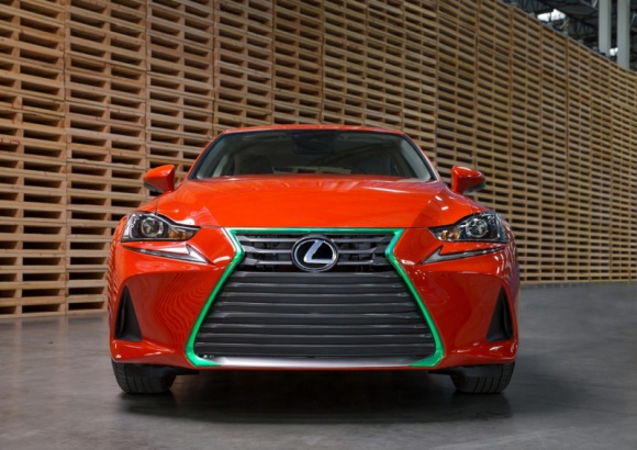 Lexus IS na ostro LIFESTYLE, Motoryzacja - Z okazji amerykańskiej premiery nowej wersji sedana IS, Lexus przygotował wyjątkowo pikantną stylizację tego modelu, w żartobliwy sposób nawiązującą do jednej z najostrzejszych odmian sosu chili.