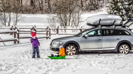 Sezon na łańcuchy. Co warto wiedzieć i jak jeździć? LIFESTYLE, Motoryzacja - Zimowa aura to dla kierowców dodatkowe wyzwania. Warunki na drogach mogą wymagać zmiany opon na zimowe, a w niektórych sytuacjach użycia łańcuchów przeciwśniegowych.