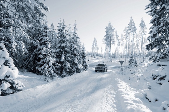 Bezpieczna jazda zimą LIFESTYLE, Motoryzacja - Zima, jak co roku, zaskakuje nie tylko drogowców, ale również sprawia wiele problemów kierowcom. Jak się przygotować na ten trudny okres, aby bezpiecznie dotrwać do wiosny?