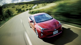 ADAC EcoTest – Toyota Prius pokonała Teslę BIZNES, Motoryzacja - Nowa Toyota Prius zdobyła 5 gwiazdek w ADAC EcoTest, corocznym teście zużycia paliwa lub energii oraz emisji spalin nowych samochodów. Flagową hybrydę Toyoty uznano za najoszczędniejszy i najbardziej ekologiczny samochód wykorzystujący silnik spalinowy